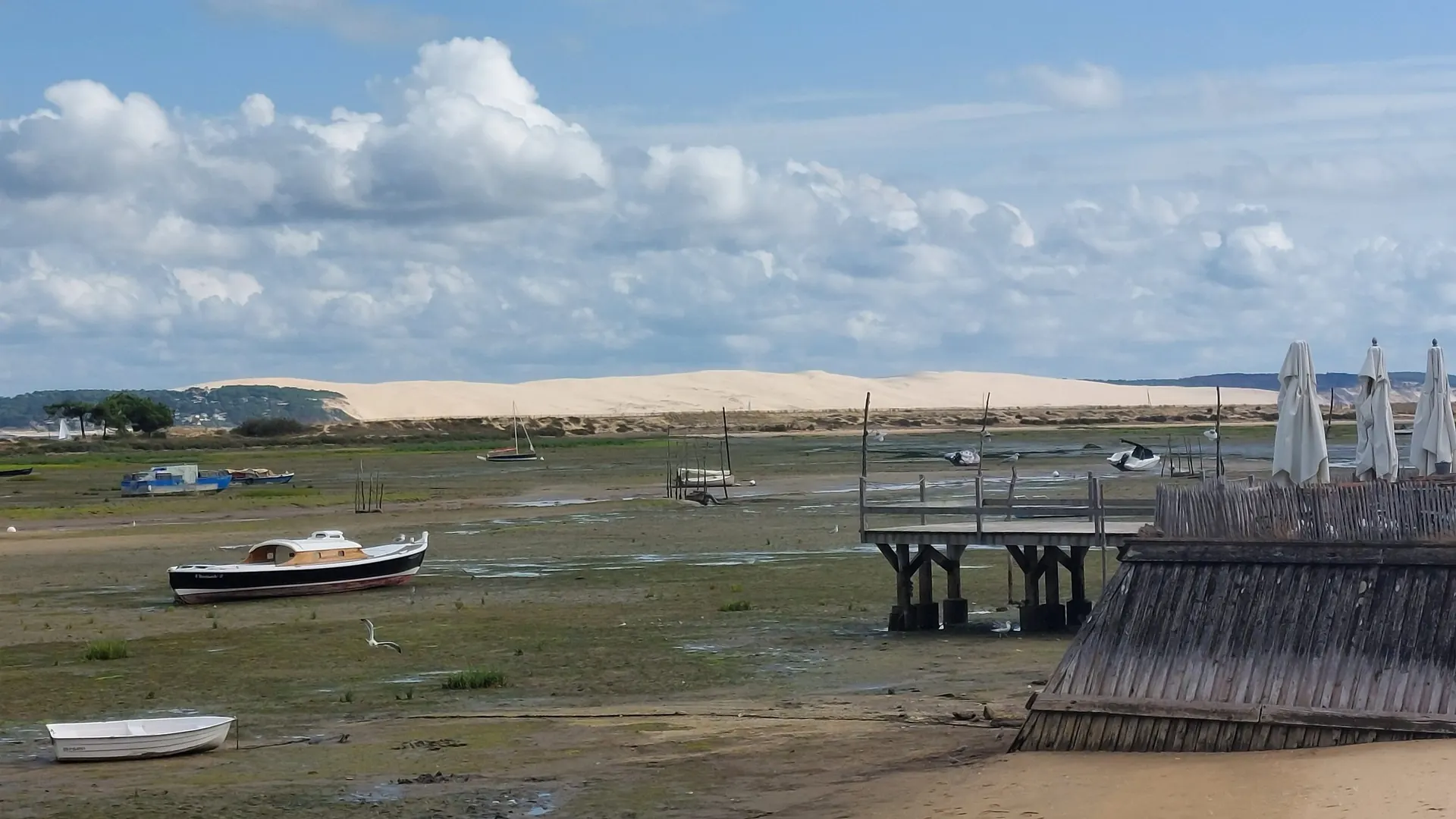 Le bassin d’Arcachon à marée basse : bateaux échoués et ponton de bois