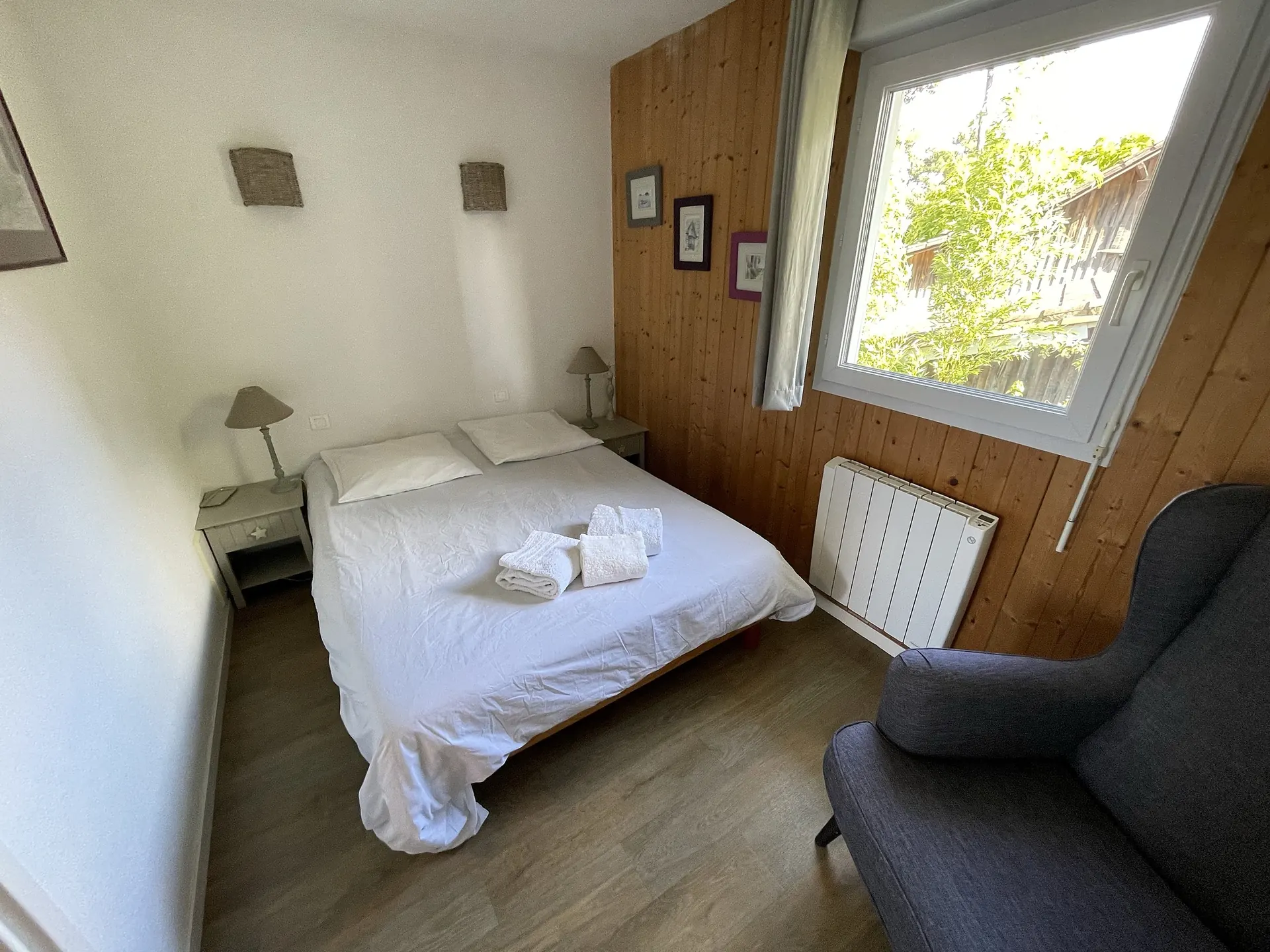 La chambre vue de l’autre côté : le fauteuil, la fenêtre et le radiateur