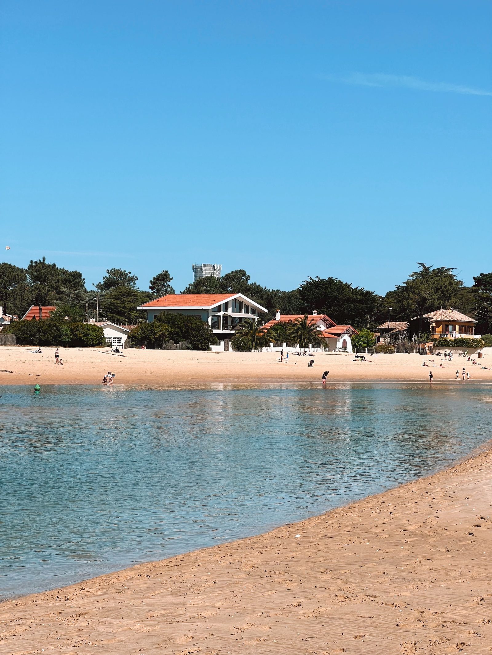 Plage du bassin, les maisons de la presqu’île en bord de sable